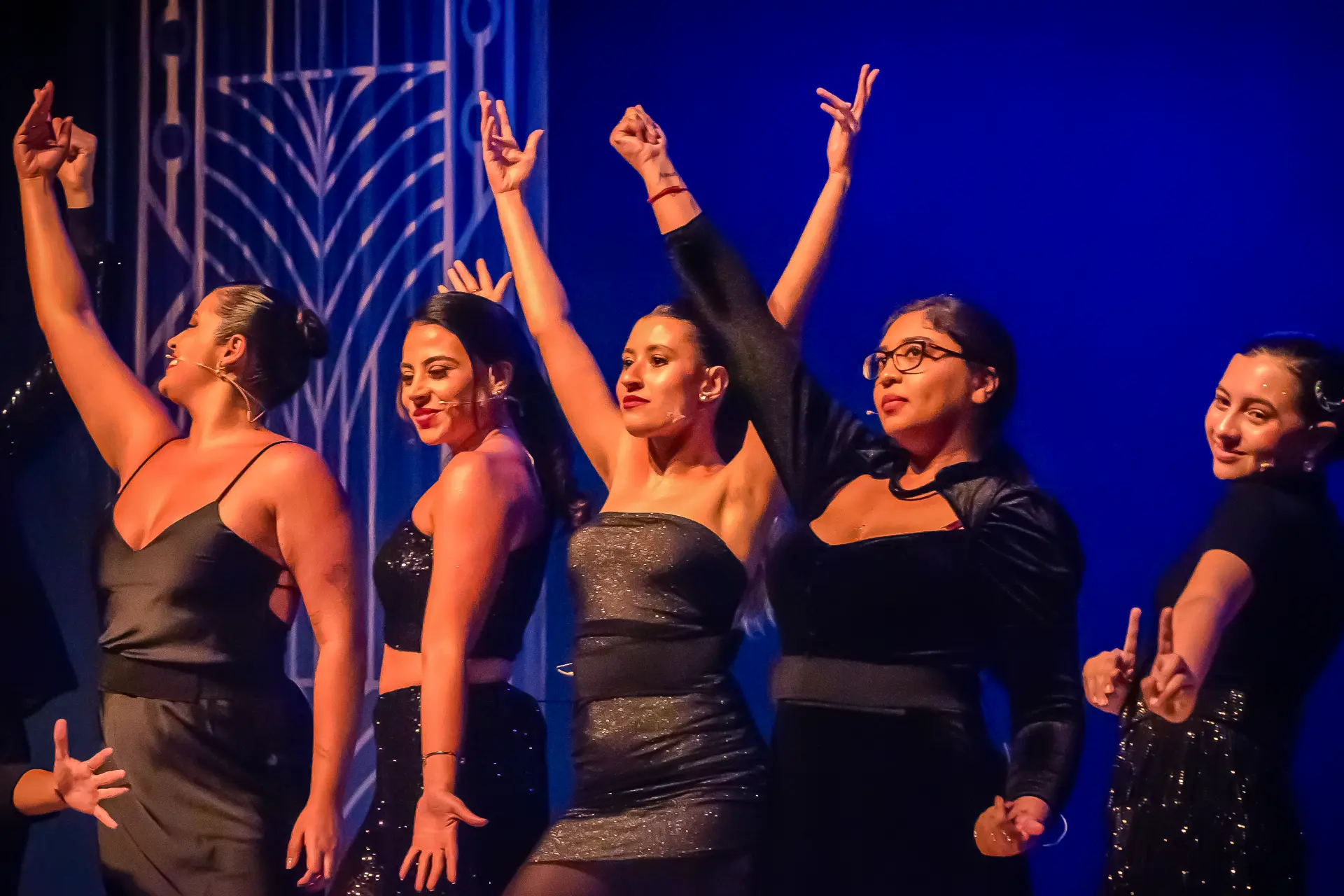 Elenco do Showtime no palco do Teatro Gamaro