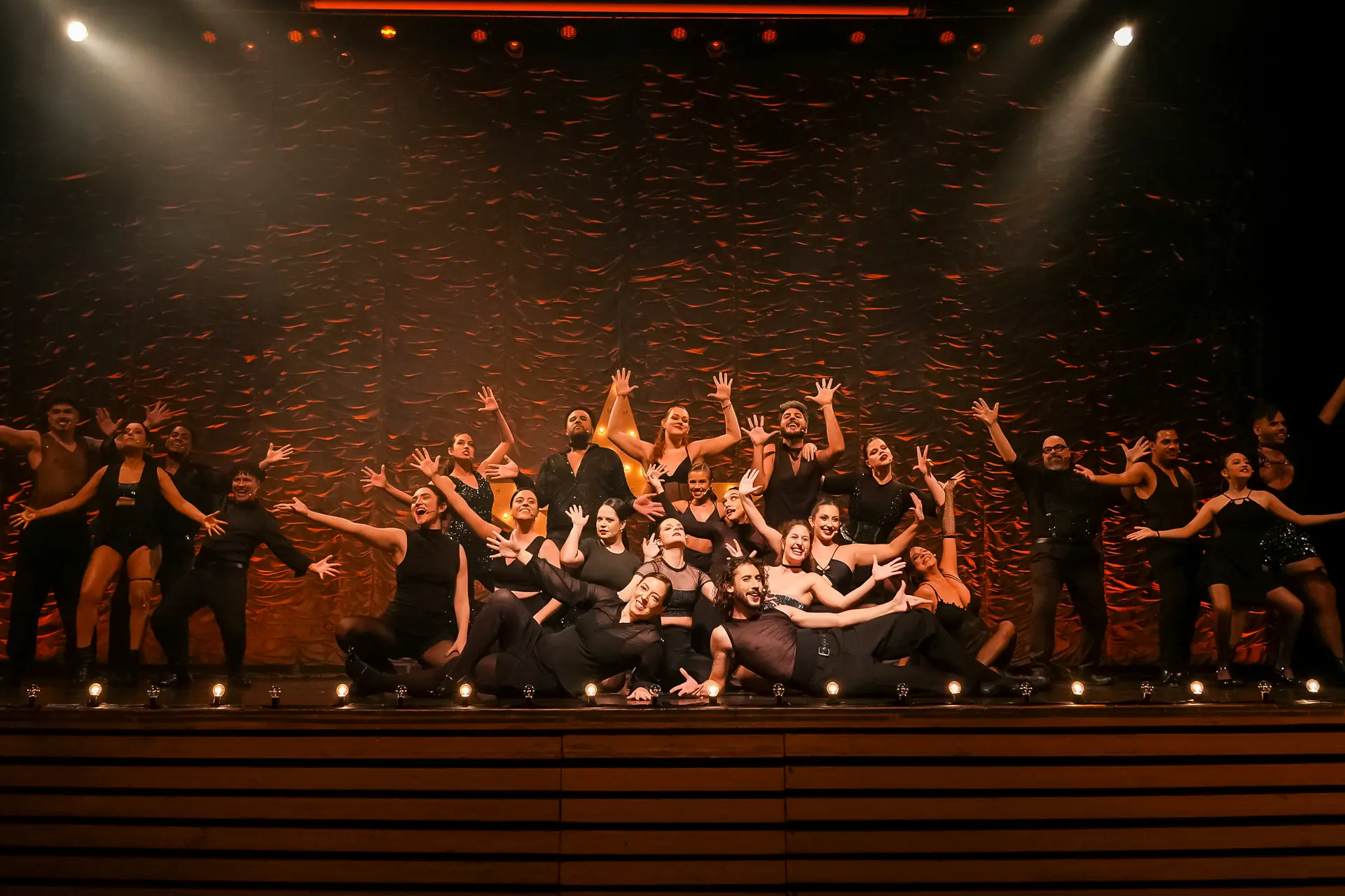 Elenco do Spotlight no palco do Teatro Gamaro